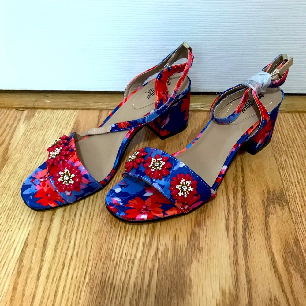 NEW Rare discontinued Avon cushion walk sandals with stone clusters 7 new unworn